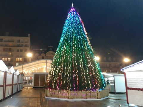 Avant l'ouverture du marché de Noël samedi, les illuminations lancées au Mans