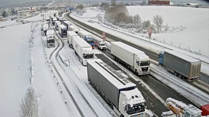 Piégés par la neige, des centaines de véhicules passent la nuit sur l'A36