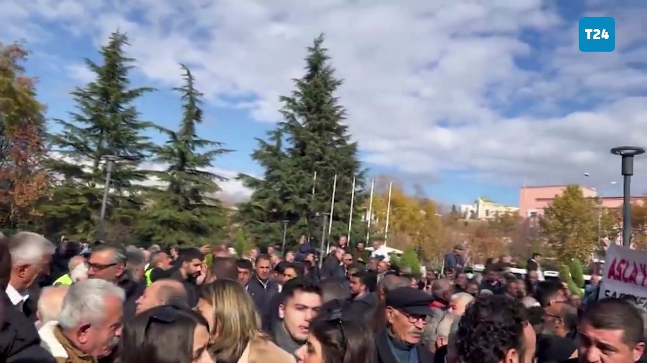 “Erdoğan’a hakaret” davasında savunma verecek Kılıçdaroğlu’na destek: Ankara Adliyesi önünde “Hak, hukuk, adalet” sloganları