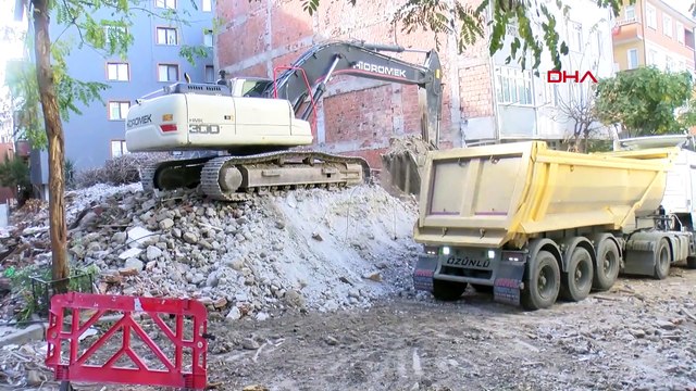 Meğer duvarı yokmuş: Yıkım yapılınca yan binadaki yatak odası açıkta kaldı