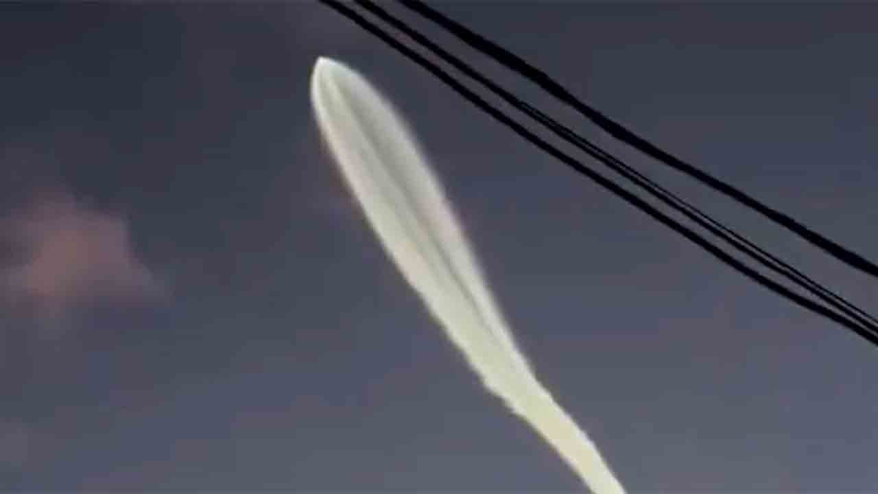 ロシアのミサイルが領空を通過し、ウクライナの都市を攻撃する様子を捉えた映像