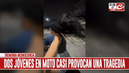 Tremendo video: dos "bobinas" en moto casi provocan una tragedia