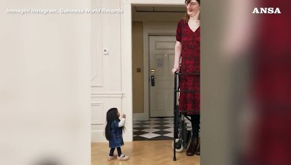 Il te' pomeridiano della donna piu' bassa del mondo con la piu' alta