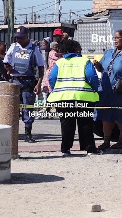 Zimbabwe  : les policiers interdits d'utiliser le téléphone portable pendant leur service