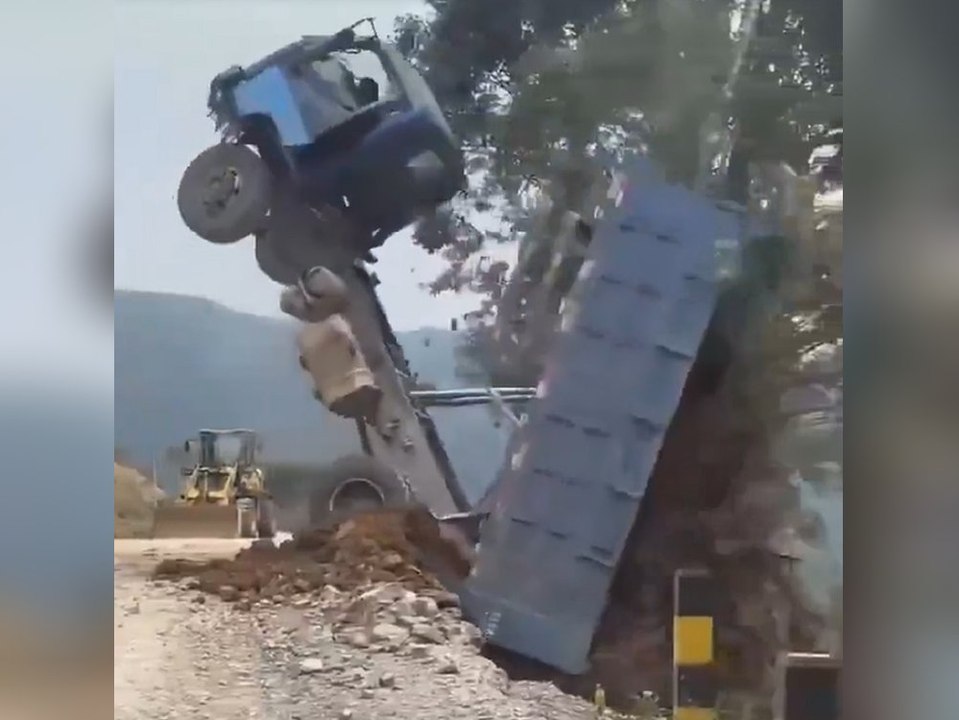 Zu voll! Laster kippt rückwärts in Schlucht