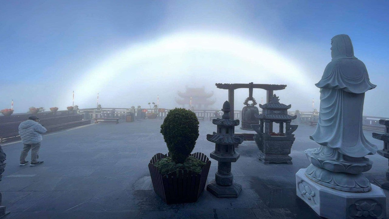 Hiện tượng "Phật quang" xuất hiện trên đỉnh Fansipan