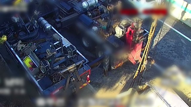 중부고속도로 신월천교 근처 화물차 3대 추돌...2명 경상 / YTN