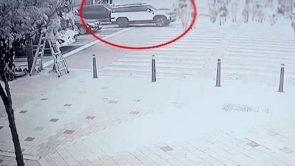 횡단보도로 차량 돌진해 9명 중경상..."브레이크와 가속 페달 헷갈려" / YTN