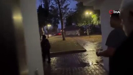 Camide olay var: Cemaat eli bıçaklı psikopatı taşlarla kovaladı