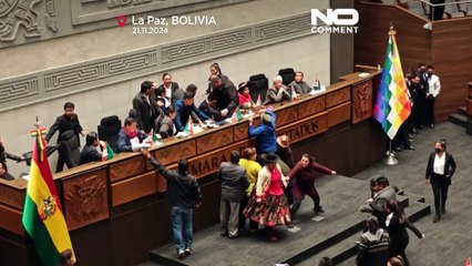 No Comment: une bagarre éclate au Congrès bolivien entre les législateurs et le partisans de Morales