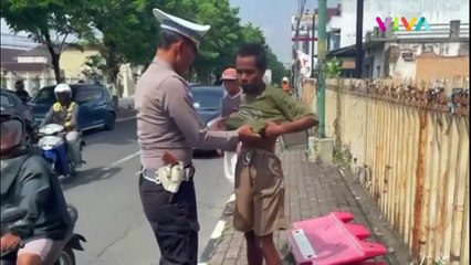 RESPECT! Aksi Polisi Bantu ODGJ Berpakaian di Yogyakarta