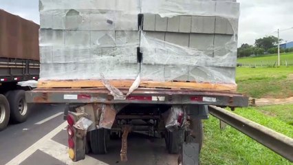 Caminhão pega fogo depois de acidente na rodovia anhanguera: motorista em estado grave