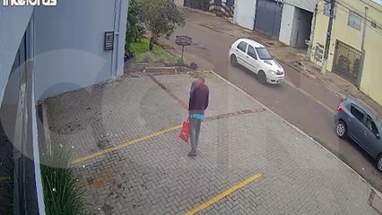 Câmera de monitoramento registra furto de bicicleta em plena luz do dia