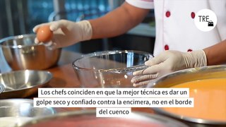 La forma en la que rompes los huevos sí importa y revela mucho de cuán bueno eres en la cocina