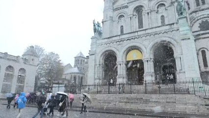 "Le miracle de Noël": des touristes savourent la neige à Paris