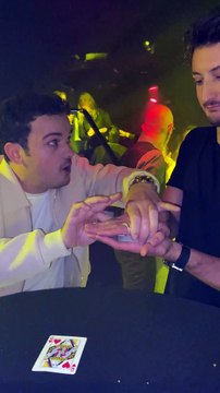 Le magicien français Maxime Tabart fait un tour de magie à l’acteur Pierre Niney - Regardez