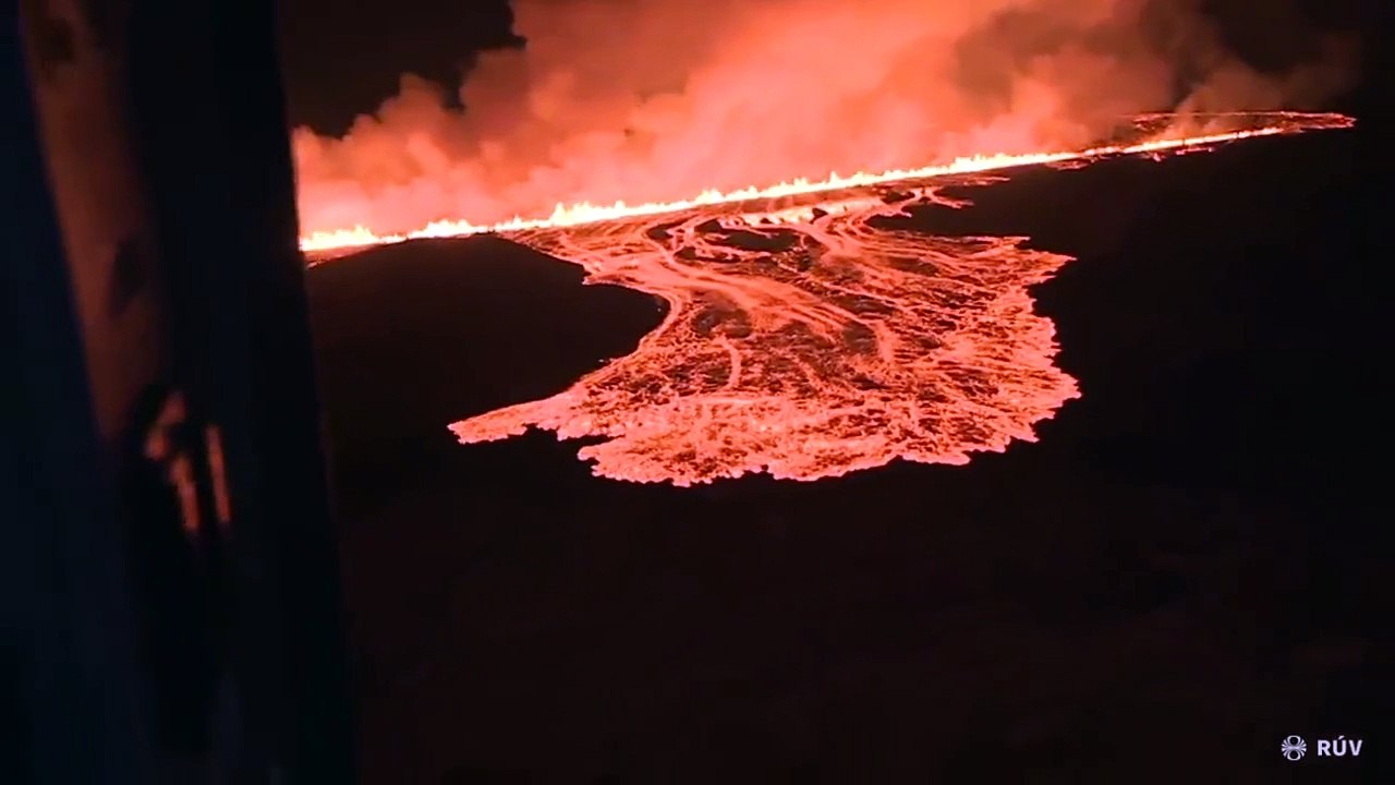 Un volcan islandais entre en éruption... flot de lave incroyable