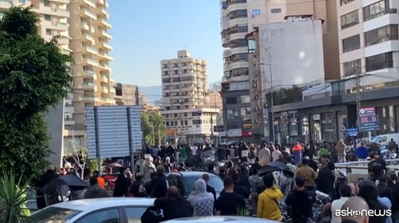Il momento in cui un missile israeliano distrugge un immobile a Beirut