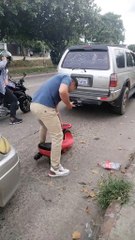hace fila para la gasolina con un cochecito