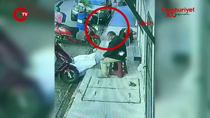 Taburenin üzerine bıraktığı dürümü kedi kaptı