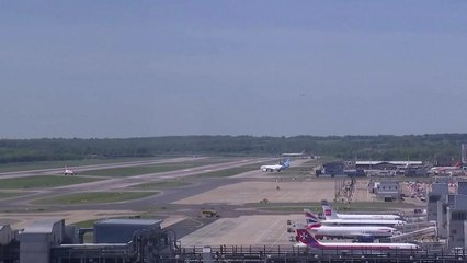 런던 개트윅공항서 수상한 물체 발견...승객 대피 / YTN