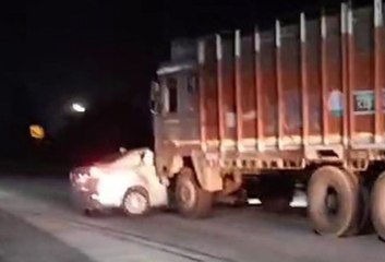 Video : ट्रक ने मारी कार को टक्कर, एक किलोमीटर तक घसीटता ले गया