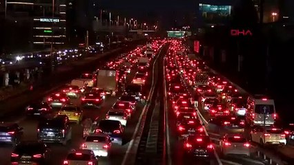 İstanbul- İstanbul’da haftanın son iş gününde trafik yüzde 80’e ulaştı