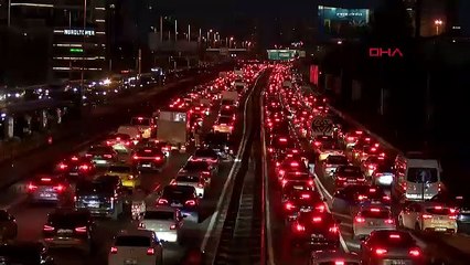 İstanbul- İstanbul’da haftanın son iş gününde trafik yüzde 80’e ulaştı