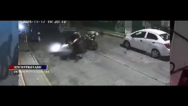 Dos motociclistas ebrios chocan de frente