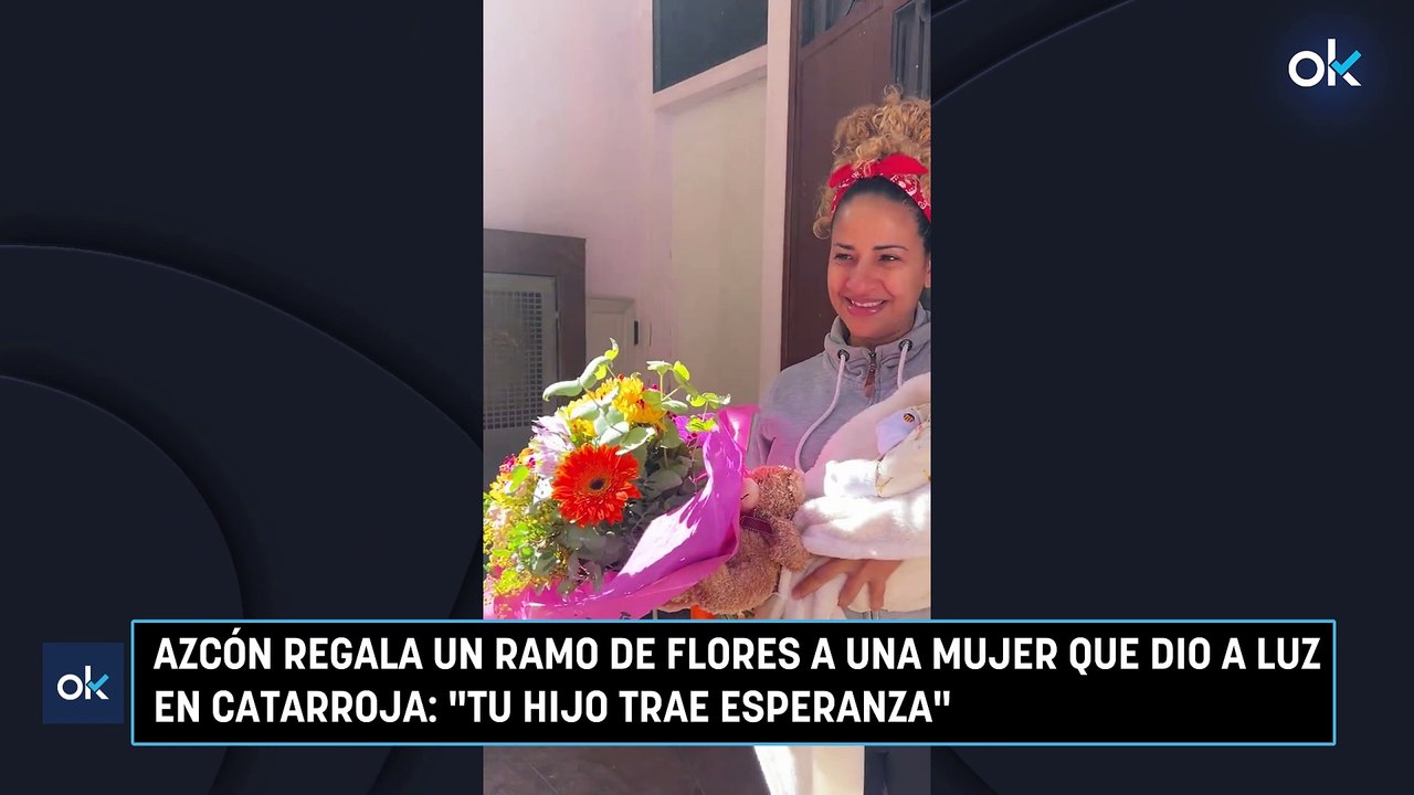Azcón regala un ramo de flores a una mujer que dio a luz en Catarroja: "Tu hijo trae esperanza"