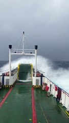 Il video della nave che trasporta i rifiuti dalle isole Eolie a Milazzo che sfida le onde