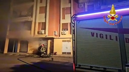 Crotone, incendio magazzino