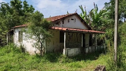 ESSA CASA ABANDONADA ESCONDE ALGO BEM EXÓTICO E DIFERENTE