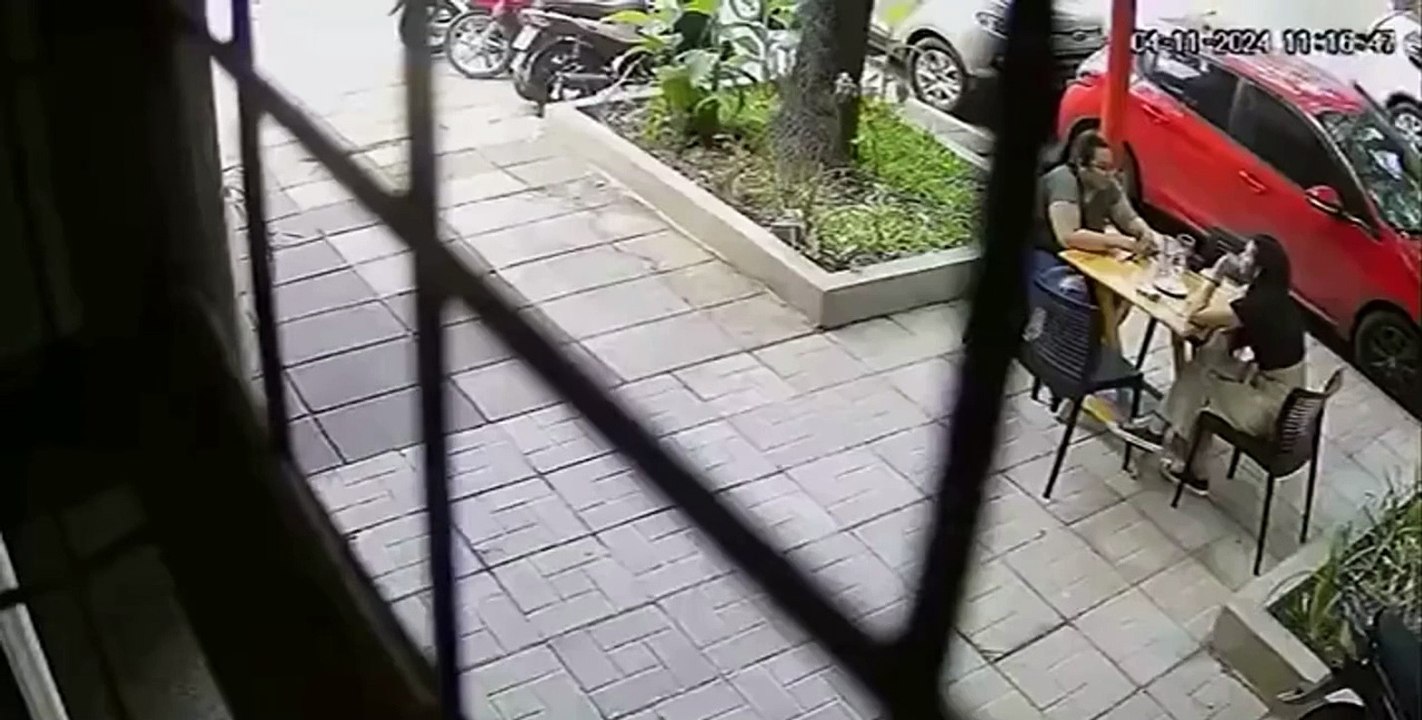 Cell Phone Thief Gets Instant Karma