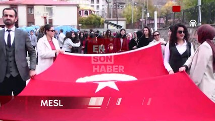 Hakkari'de öğretmenler, şehit meslektaşları için yürüdü