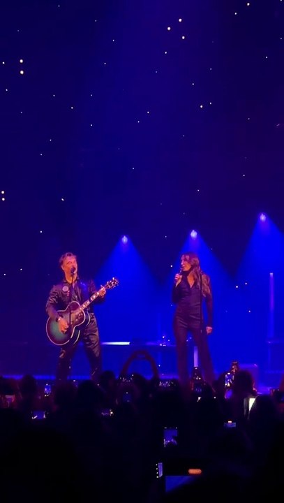 Exclusif - Videos - David Hallyday rejoint sur scène par sa mère Sylvie Vartan et sa soeur Laura Smet lors de son concert de sa tournée "Requiem pour un fou" au Dôme de Paris, France, le 12 novembre 2024. © Bestimage