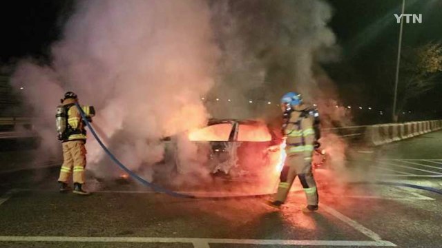 영동고속도로 졸음 쉼터 차량 화재... 번개탄 발화 / YTN