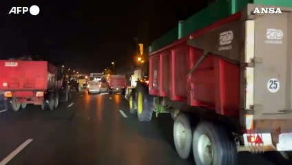 Agricoltori francesi bloccano il traffico vicino a Bordeaux