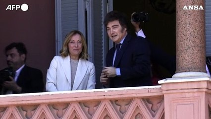Argentina, Milei e Meloni salutano la folla dal balcone del palazzo presidenziale