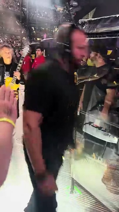 James Hetfield’s Hilarious Fake-Out on Kirk Hammett ｜ Metallica M72 Tour Moment 🤘