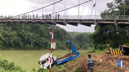Vụ xe rác rơi ở cầu treo: Tìm thấy 1 nạn nhân