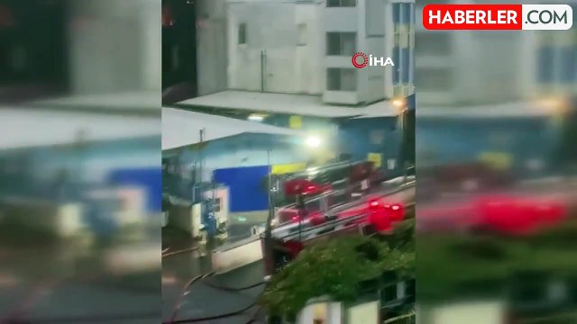 Beylikdüzü'nde Fabrikada Yangın: 5 Saattir Söndürme Çalışmaları Devam Ediyor