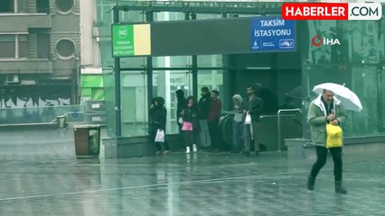 Taksim'de Sağanak Yağış Hayatı Olumsuz Etkiliyor