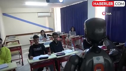 Türkiye'nin ilk insanımsı yapay zekalı robotu Ada, öğretmenliğe başladı