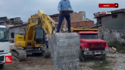 Hatay'da kepçenin kovasında künefe çeviren operatör ilgi odağı oldu