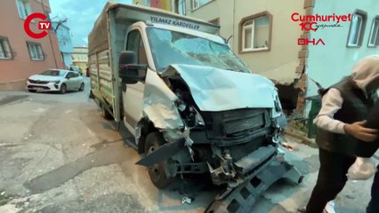 Kamyonet, önünde sürüklediği minibüsle evin salonuna girdi!