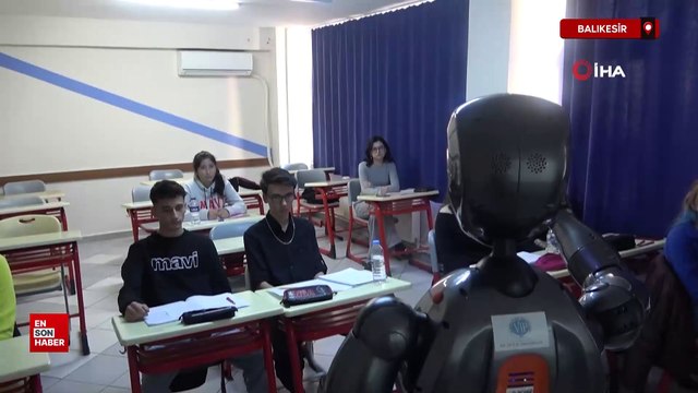 Türkiye'nin ilk insansı yapay zekalı robotu Ada, öğretmenliğe başladı