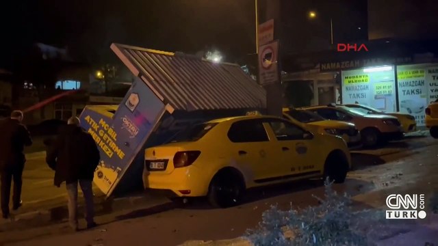 Bursa'yı lodos vurdu! Ağaçlar devrildi, bina parçaları savruldu...