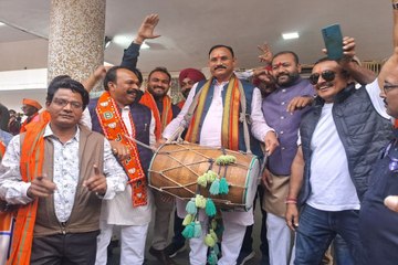 डॉ श्याम बिहारी ढोल बजाकर खुशी मनाते हुए