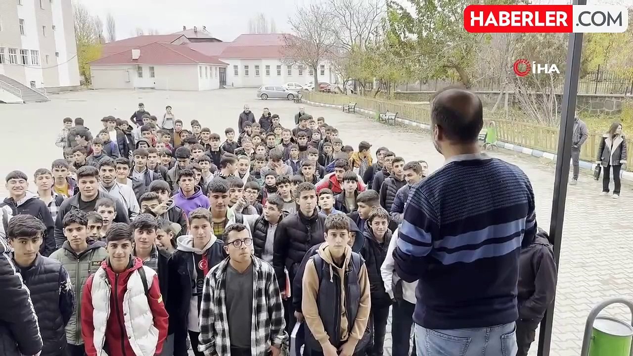 Depremzede Öğretmenin Azmi: Öğrencilerine Işık Oluyor
